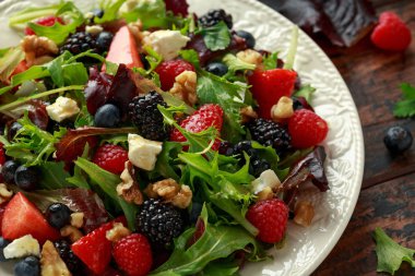 Yaban mersini, çilek ahududu, ceviz, beyaz peynir ve yeşil sebze ile Taze Meyve Salatası. sağlıklı yaz gıda