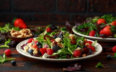 Yaban mersini, çilek ahududu, ceviz, beyaz peynir ve yeşil sebze ile Taze Meyve Salatası. sağlıklı yaz gıda