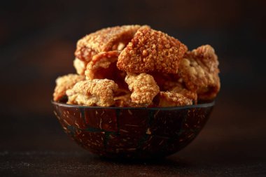 Çıtır domuz tırmaları. kasede derin patates kızartması