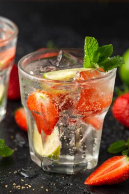 Çilek Mojito kokteyl rom, kireç ve cam nane ile. Buz ile yaz soğuk içecek