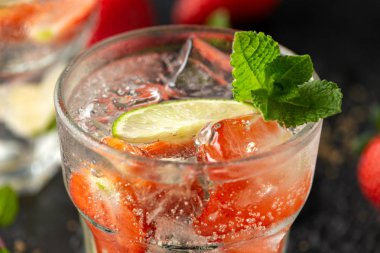 Çilek Mojito kokteyl rom, kireç ve cam nane ile. Buz ile yaz soğuk içecek