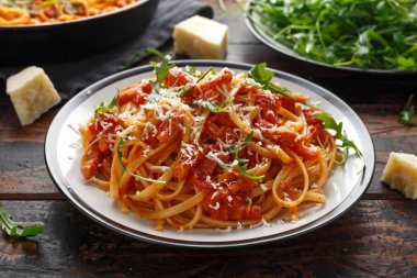 Pancetta pastırma, domates ve pecorino peynirli spagetti alla Amatriciana