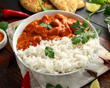 Tavuk tikka masala köri pirinç ve naan ekmek