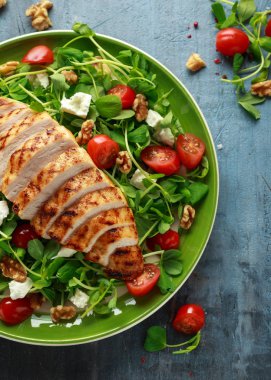 Taze ızgara tavuk salata domates, beyaz peynir