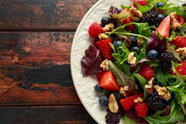 Yaban mersini, çilek ahududu, ceviz ve yeşil sebze ile Taze Meyve Salatası. sağlıklı yaz gıda