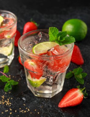 Çilek Mojito kokteyl rom, kireç ve cam nane ile. Buz ile yaz soğuk içecek