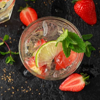 Çilek Mojito kokteyl rom, kireç ve cam nane ile. Buz ile yaz soğuk içecek