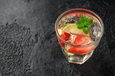 Çilek Mojito kokteyl rom, kireç ve cam nane ile. Buz ile yaz soğuk içecek