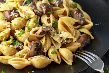 Krem sos, parmesan peyniri ve otlar ile Carbonara mantar makarna Conchiglie