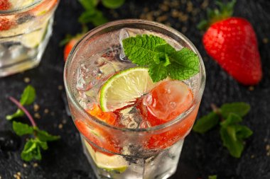 Çilek Mojito kokteyl rom, kireç ve cam nane ile. Buz ile yaz soğuk içecek