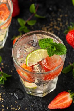 Çilek Mojito kokteyl rom, kireç ve cam nane ile. Buz ile yaz soğuk içecek