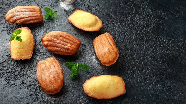 Madeleine francés pequeño pastel, galletas de concha sobre fondo rústico — Foto de Stock