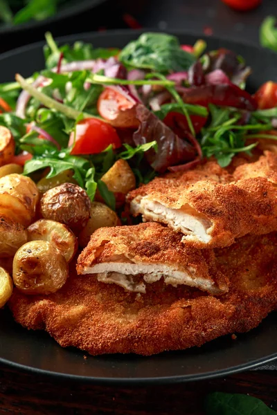 Hemlagad panerad fläskschnitzel med stekt potatis och grönsaker — Stockfoto