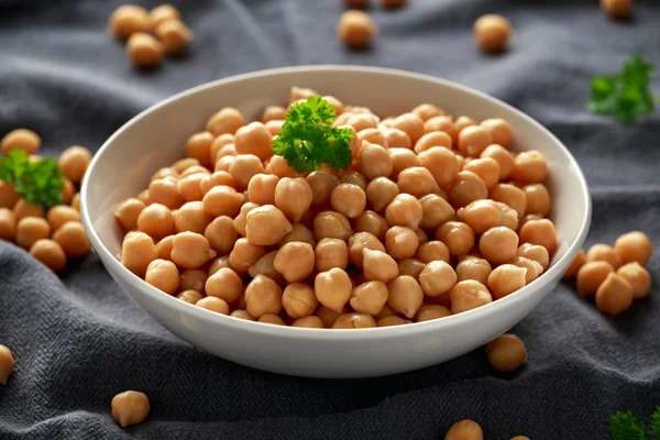 Fresh raw chickpeas in white bowl. Healthy food — Stock Photo, Image