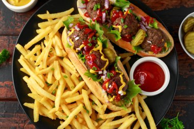 Et topları sosis Fransız patates kızartması, cips, istasyonlu Krinkıl turşusu, ketçap ve hardal kesti. lokanta