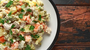 Geleneksel Rus salatası Olivier sebze ve etle.