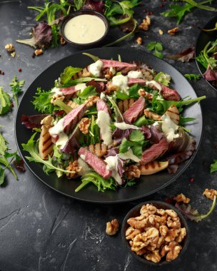 Armut, ceviz ve yeşillik sebze ve mavi peynir sosu ile ızgara Beef Steak salata. sağlıklı gıda.