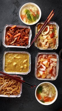 Çin yemekleri. Domuz Wonton köfte çorbası, Gevrek rendelenmiş sığır eti, tatlı ve ekşi ananas tavuk, fasulye filizi ile yumurta erişte, köri.