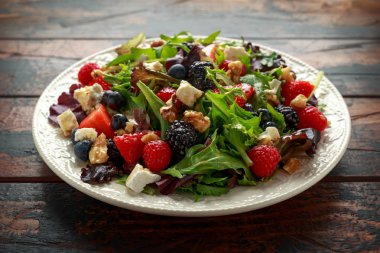 Yaban mersini, çilek ahududu, ceviz, beyaz peynir ve yeşil sebze ile Taze Meyve Salatası. sağlıklı yaz gıda