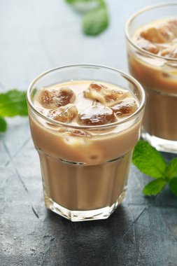 soğuk süt ile bir bardak buzlu latte kahve. Yaz içkisi