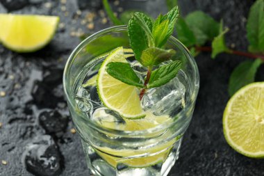 Rom, kireç ve cam nane ile Mojito kokteyl. Buz ile yaz soğuk içecek