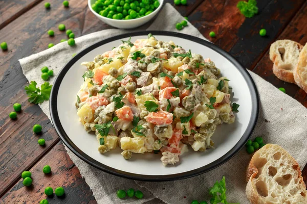 Salada tradicional russa Olivier com legumes e carne. — Fotografia de Stock