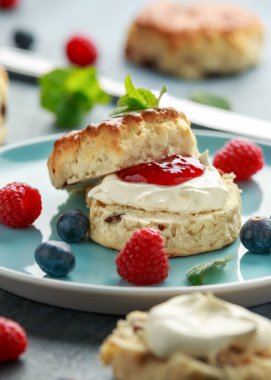 Pıhtılaşmış krema, çilek reçeli ve diğer meyve ile Klasik İngiliz çörekler