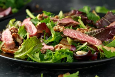 Armut, ceviz ve yeşillik sebze ve mavi peynir sosu ile ızgara Beef Steak salata. sağlıklı gıda.