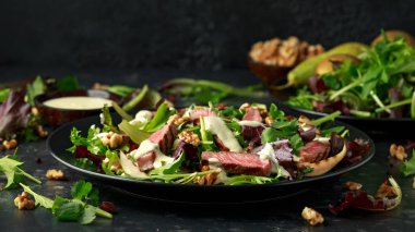 Armut, ceviz ve yeşillik sebze ve mavi peynir sosu ile ızgara Beef Steak salata. sağlıklı gıda.