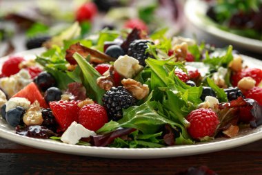 Yaban mersini, çilek ahududu, ceviz, beyaz peynir ve yeşil sebze ile Taze Meyve Salatası. sağlıklı yaz gıda