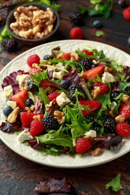 Yaban mersini, çilek ahududu, ceviz, beyaz peynir ve yeşil sebze ile Taze Meyve Salatası. sağlıklı yaz gıda