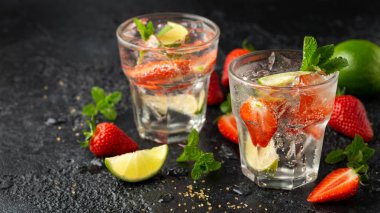 Çilek Mojito kokteyl rom, kireç ve cam nane ile. Buz ile yaz soğuk içecek