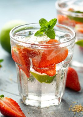 Çilek Mojito kokteyl rom, kireç ve cam nane ile. Buz ile yaz soğuk içecek