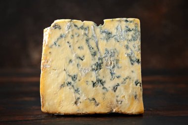 Rustik ahşap arka plan üzerinde İngiliz Mavi peynir stilton