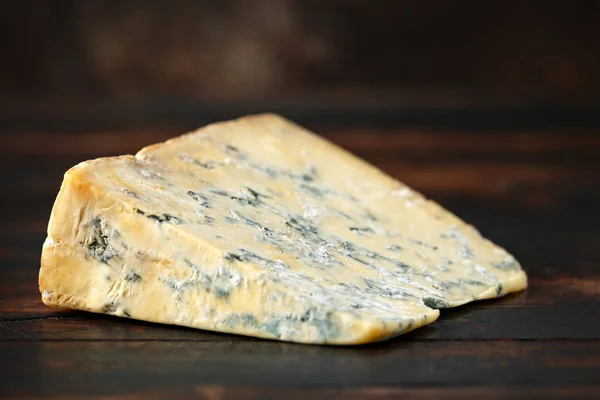 Engelsk ädelost Stilton på rustik trä bakgrund — Stockfoto