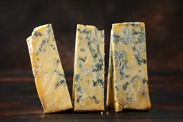Inglés Blue cheese stilton on rustic wooden background —  Fotos de Stock