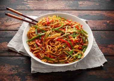 Ahşap Chopsticks ile Chow mein, noodle ve sebze çanak
