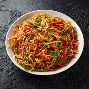 Sebzeli noodle yemeği. kırmızı biber, havuç, Mangetout ve fasulye lahanası.