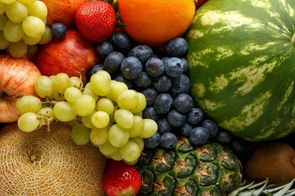 Variedad de frutas frescas y bayas en caja de madera. Comida vegetariana saludable para el verano — Foto de Stock