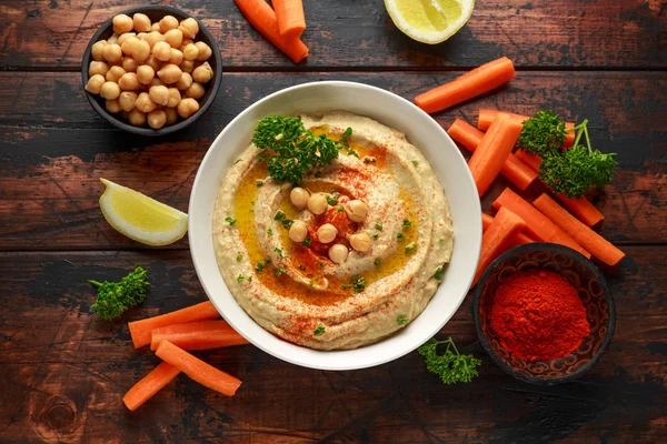 Hummus con olio d'oliva, paprica, limone e carota . — Foto Stock