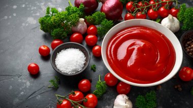 Sebze ve otlar ile beyaz kase ev yapımı ketçap sos