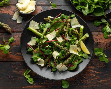 Yeşil sebzeler ve parmesan peyniri ile ızgara Kuşkonus salatası