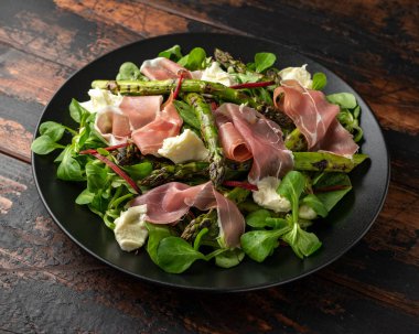 Izgara Kuşkonus, mozzarella peyniri ve yeşil sebzeler ile Parma jambon salatası