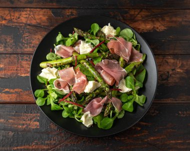 Izgara Kuşkonus, mozzarella peyniri ve yeşil sebzeler ile Parma jambon salatası