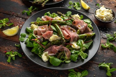 Izgara Kuşkonus, mozzarella peyniri ve yeşil sebzeler ile Parma jambon salatası