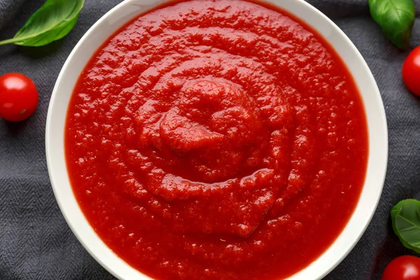 Passata tomate maison dans un bol blanc au basilic — Photo