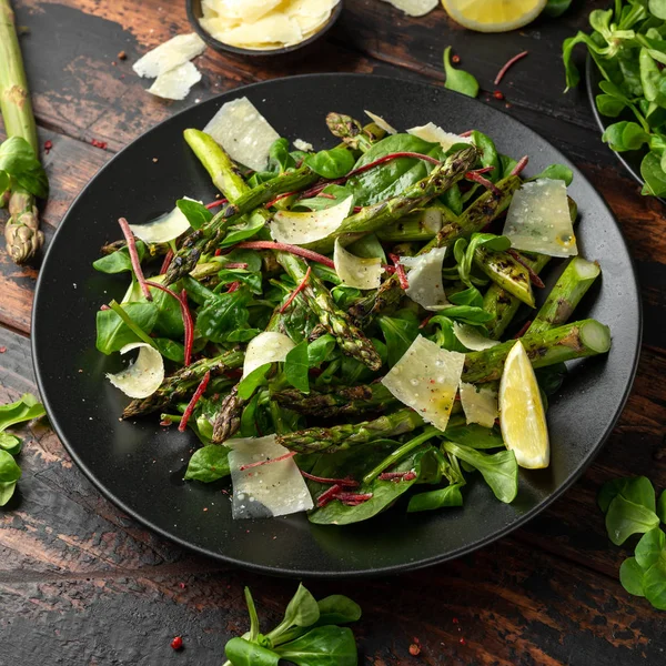 Салат зі спаржею на грилі з зеленими овочами та пармезаном — стокове фото