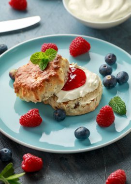 Pıhtılaşmış krema, çilek reçeli ve diğer meyve ile Klasik İngiliz çörekler