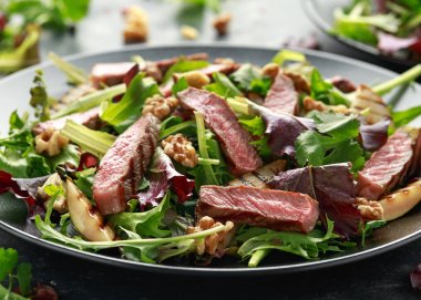 Armut, ceviz ve yeşillik sebze ve mavi peynir sosu ile ızgara Beef Steak salata. sağlıklı gıda.