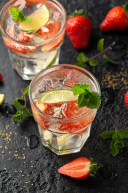 Çilek Mojito kokteyl rom, kireç ve cam nane ile. Buz ile yaz soğuk içecek